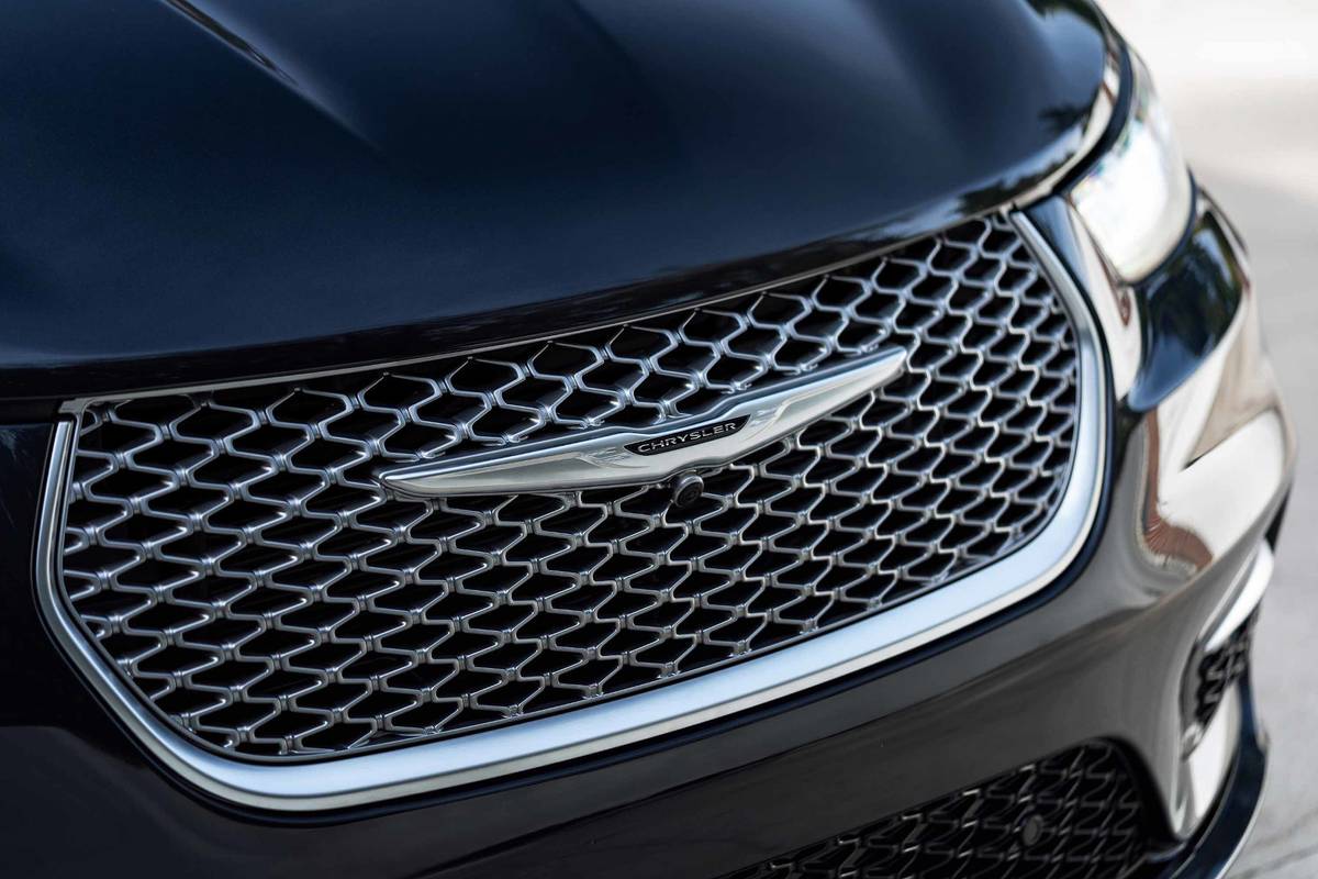 chrysler pacifica pinnacle 2021 05 black  exterior  front  grille jpg