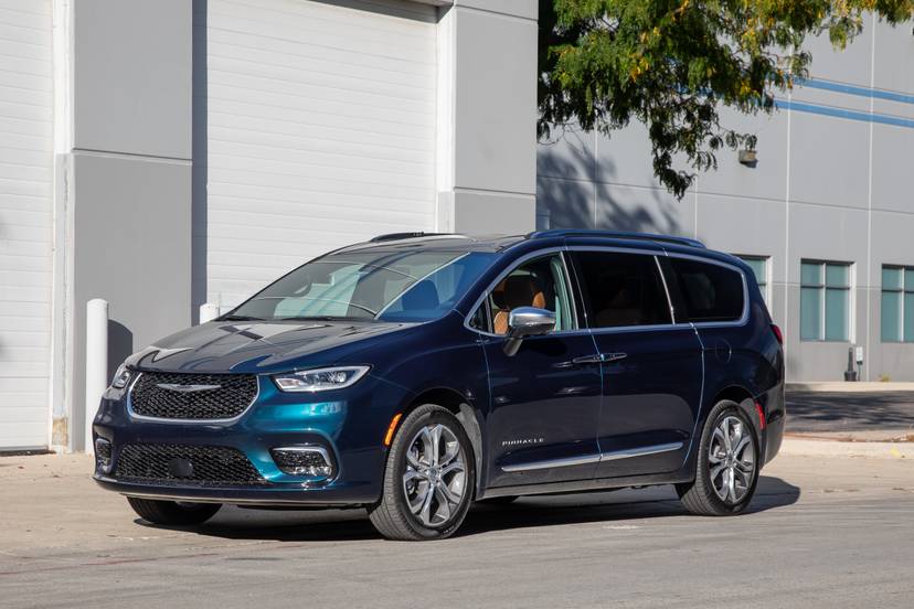 chrysler-pacifica-pinnacle-awd-2025-01-exterior-front-angle