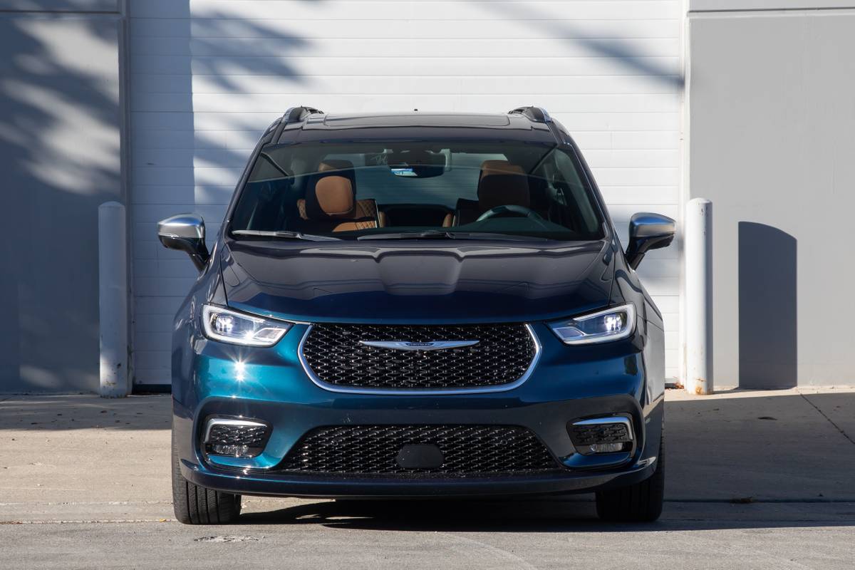 chrysler pacifica pinnacle awd 2025 02 exterior front jpg