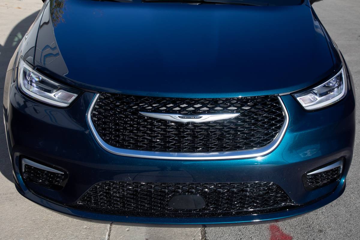 chrysler pacifica pinnacle awd 2025 03 exterior front jpg