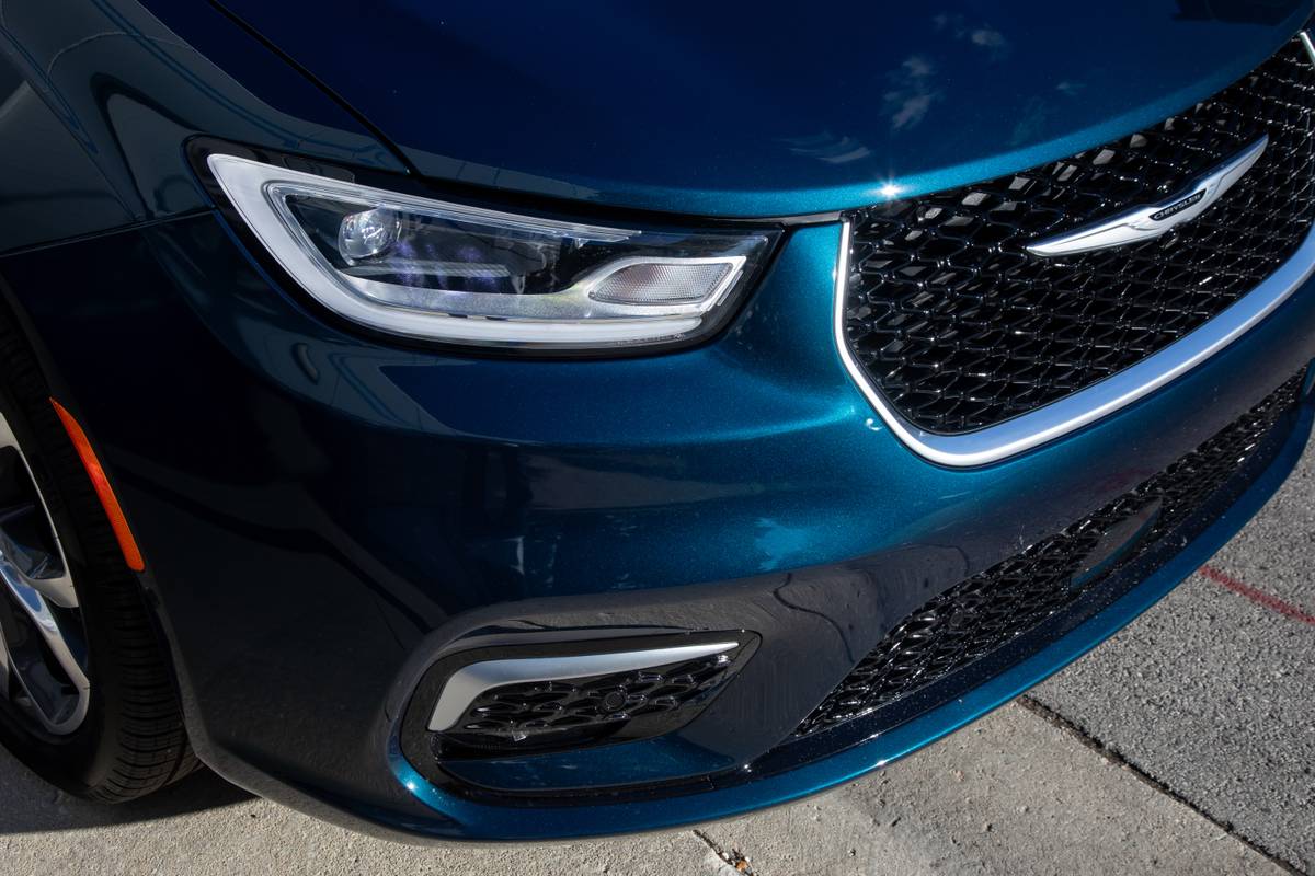 chrysler pacifica pinnacle awd 2025 04 exterior headlight jpg