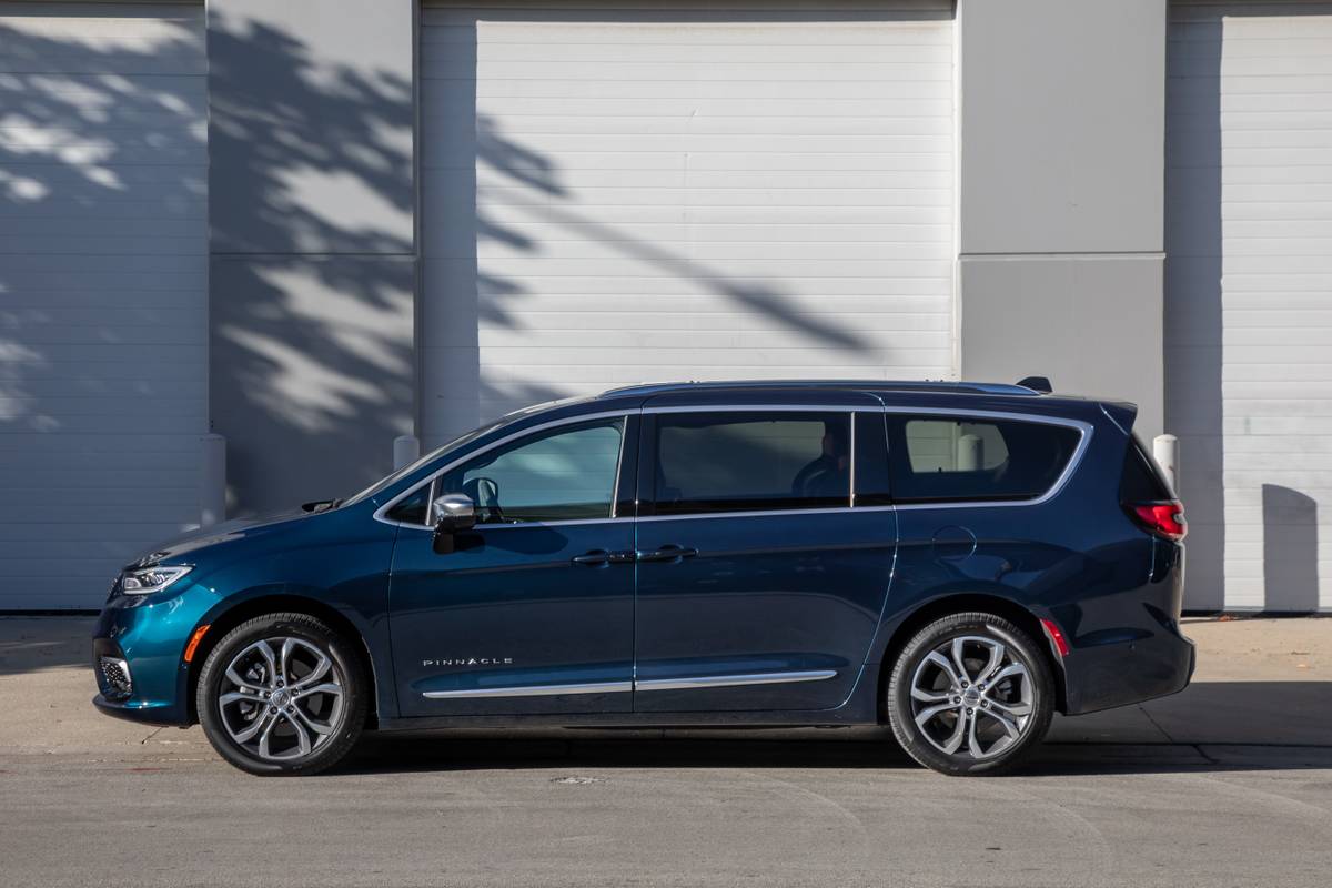 chrysler pacifica pinnacle awd 2025 05 exterior profile jpg