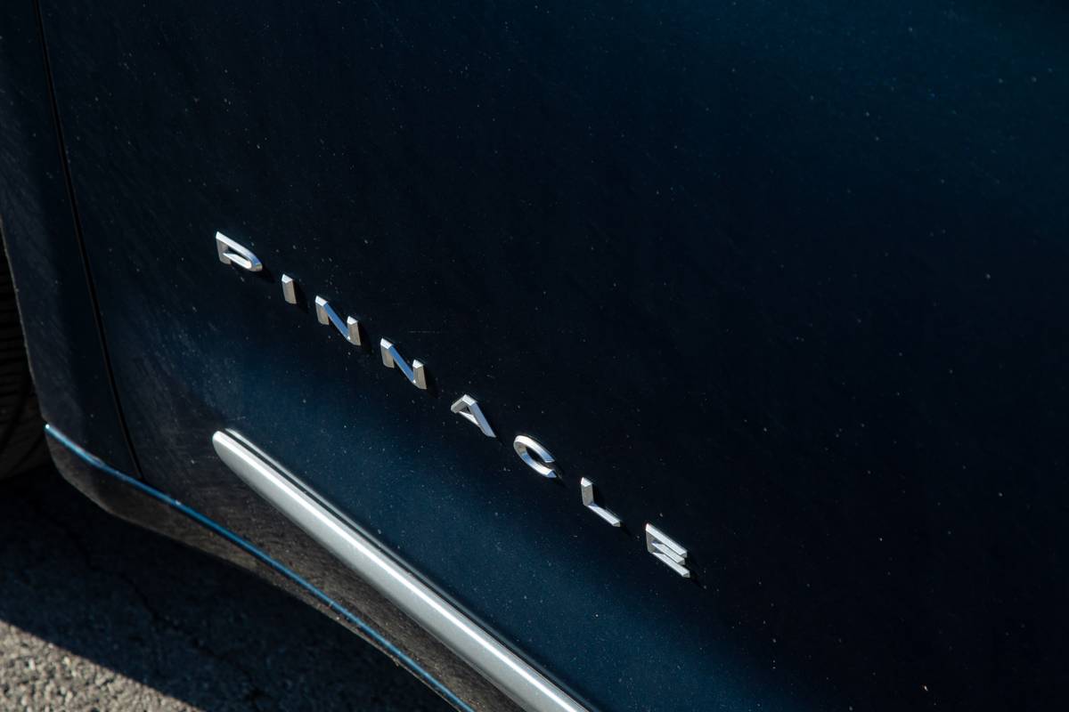 chrysler pacifica pinnacle awd 2025 06 exterior profile badge jpg