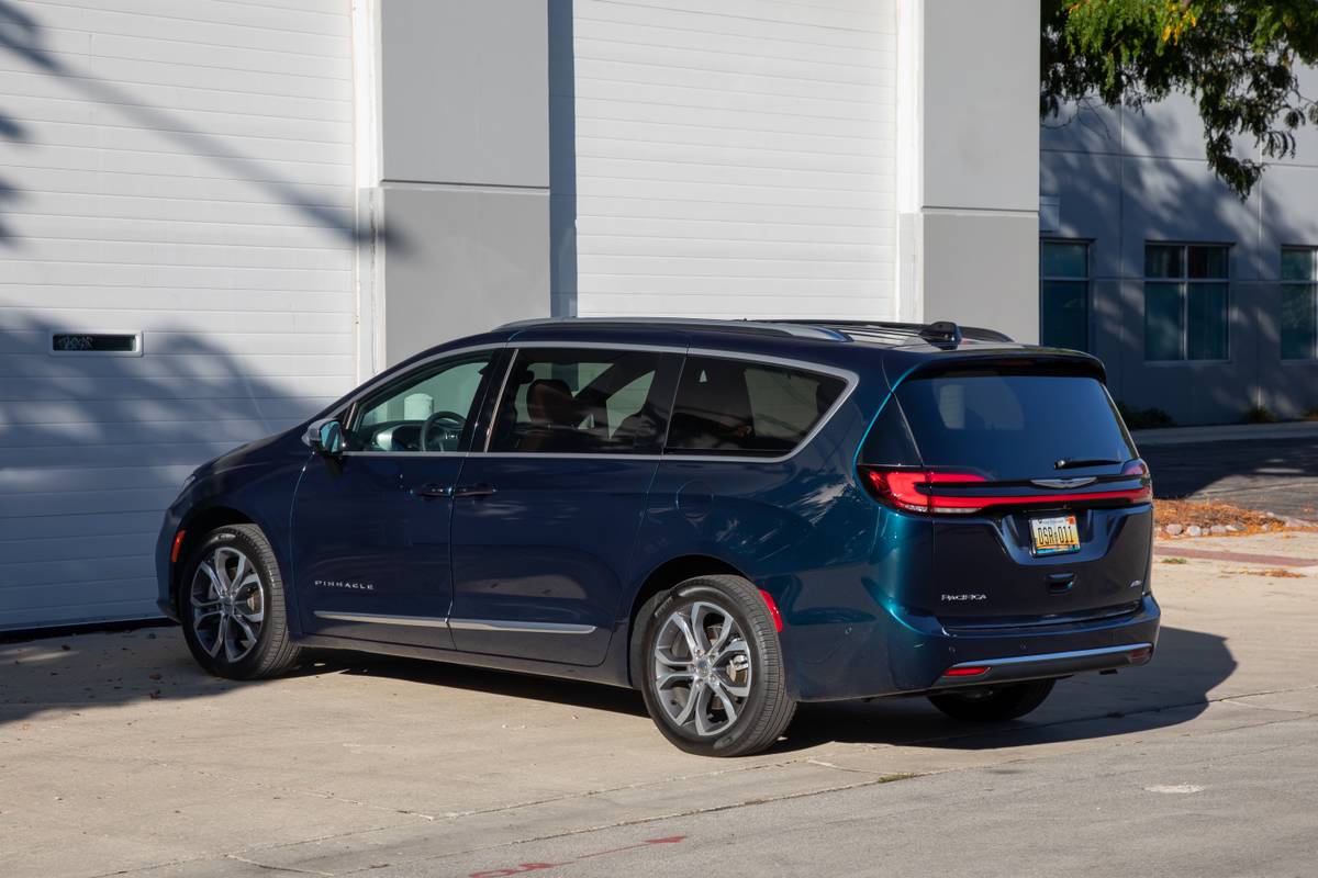 chrysler pacifica pinnacle awd 2025 08 exterior rear angle jpg