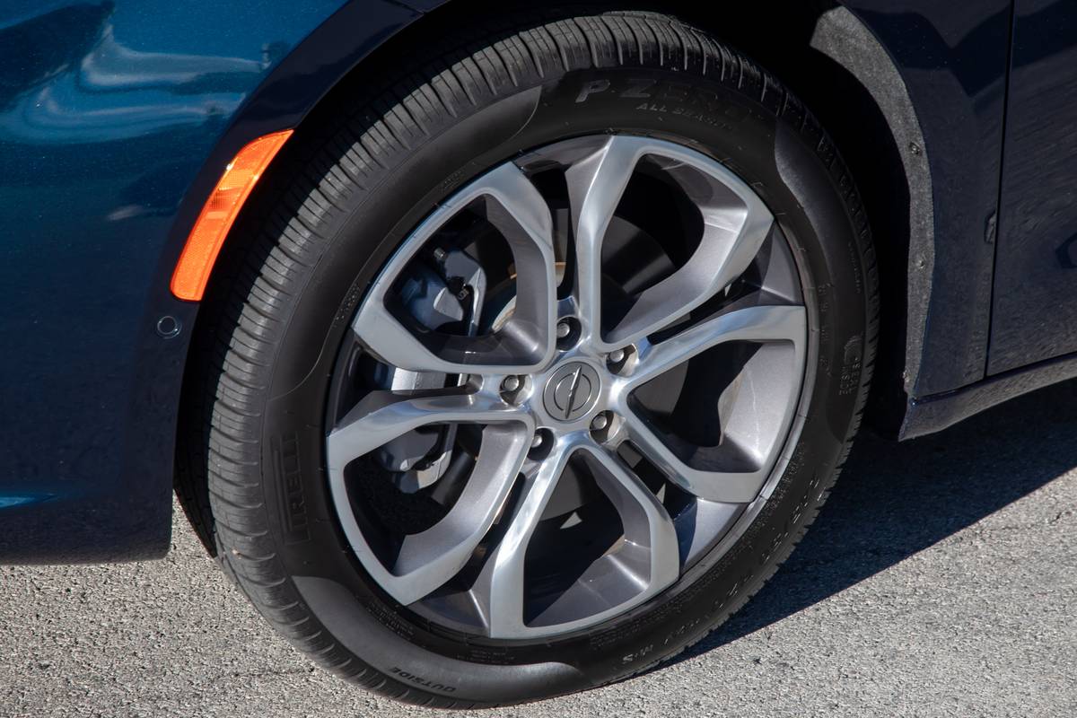 chrysler pacifica pinnacle awd 2025 09 exterior wheel jpg