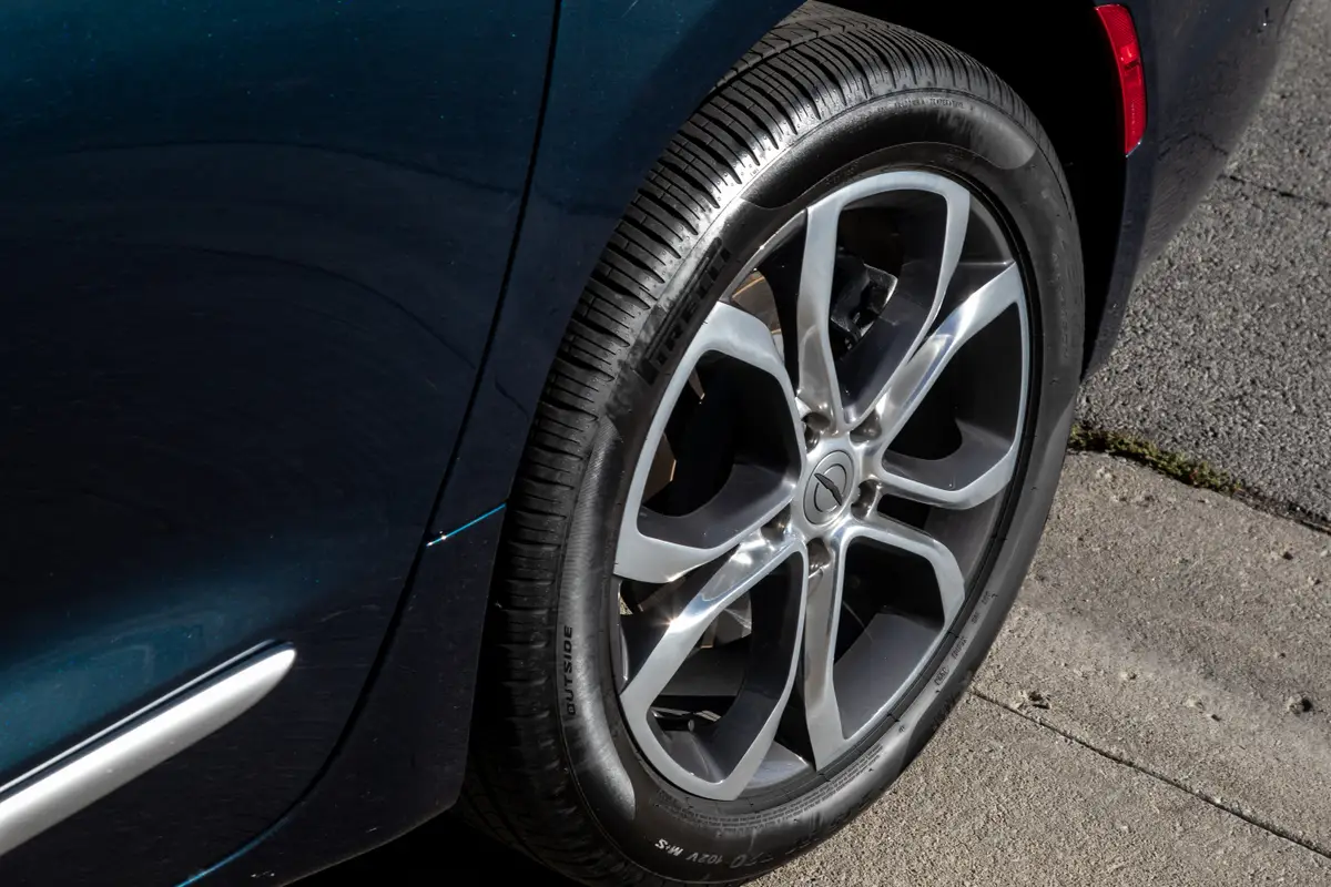 chrysler pacifica pinnacle awd 2025 10 exterior wheel jpg