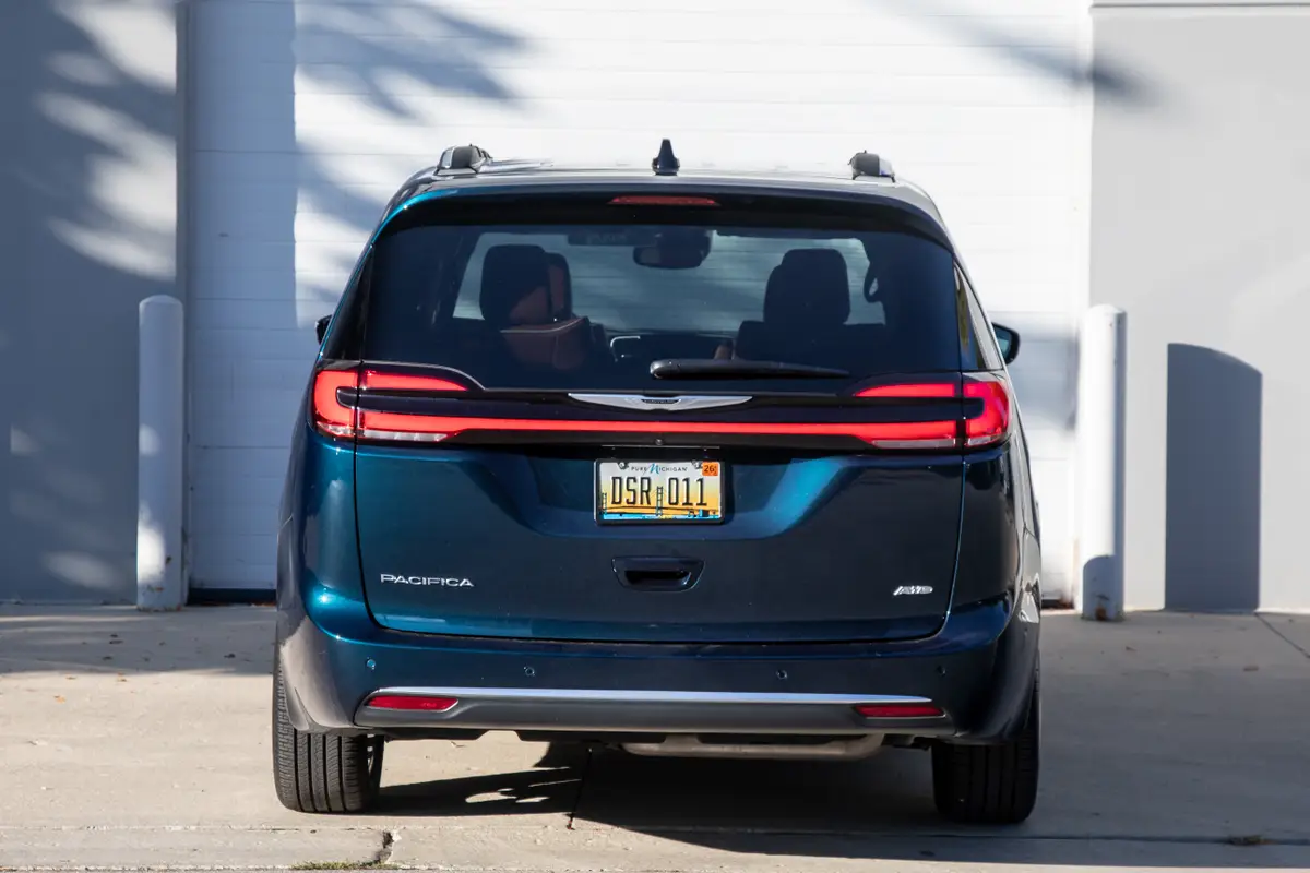 chrysler pacifica pinnacle awd 2025 11 exterior rear jpg