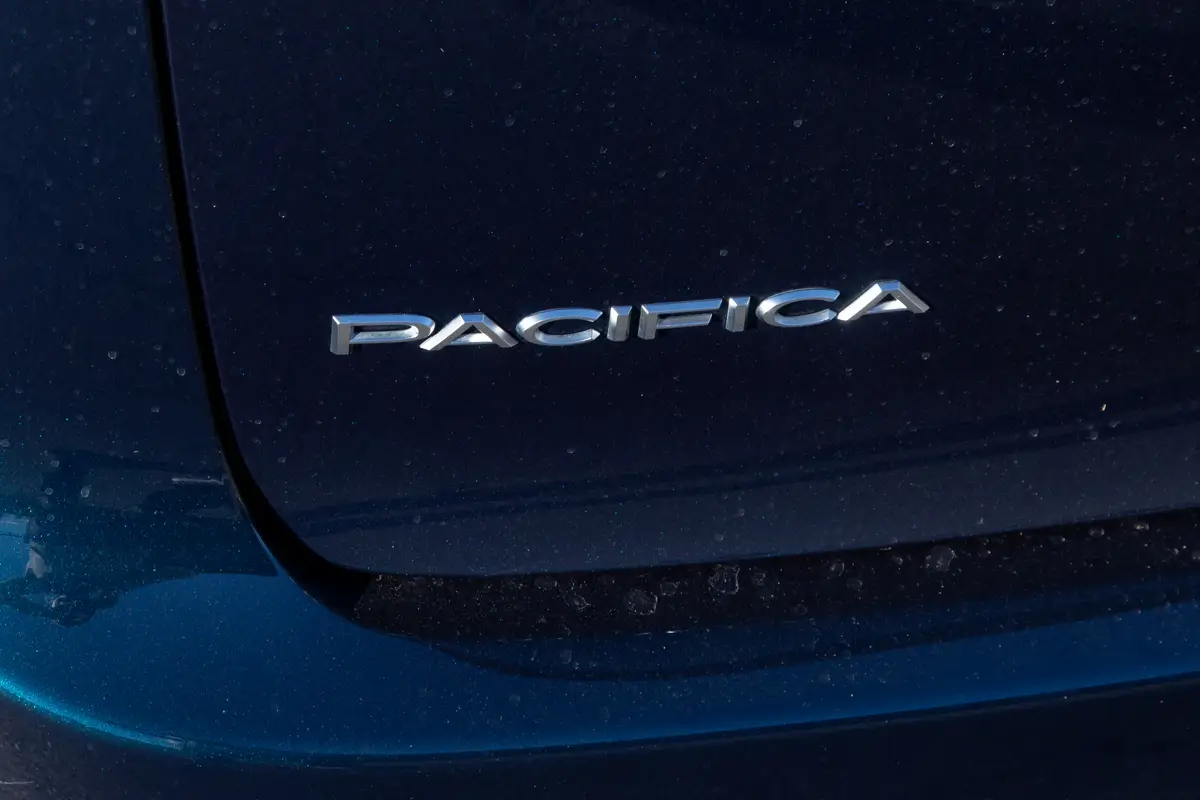 chrysler pacifica pinnacle awd 2025 12 exterior rear badge jpg