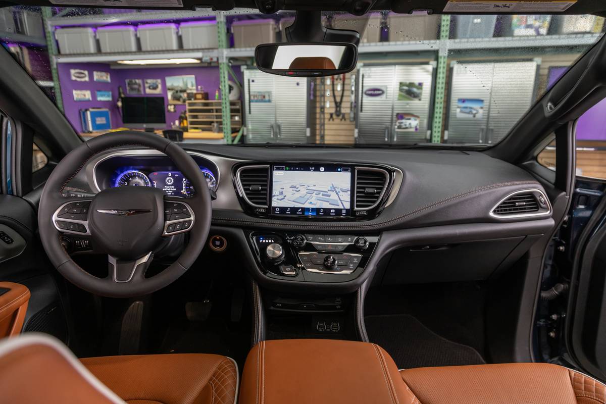 chrysler pacifica pinnacle awd 2025 13 interior front row jpg