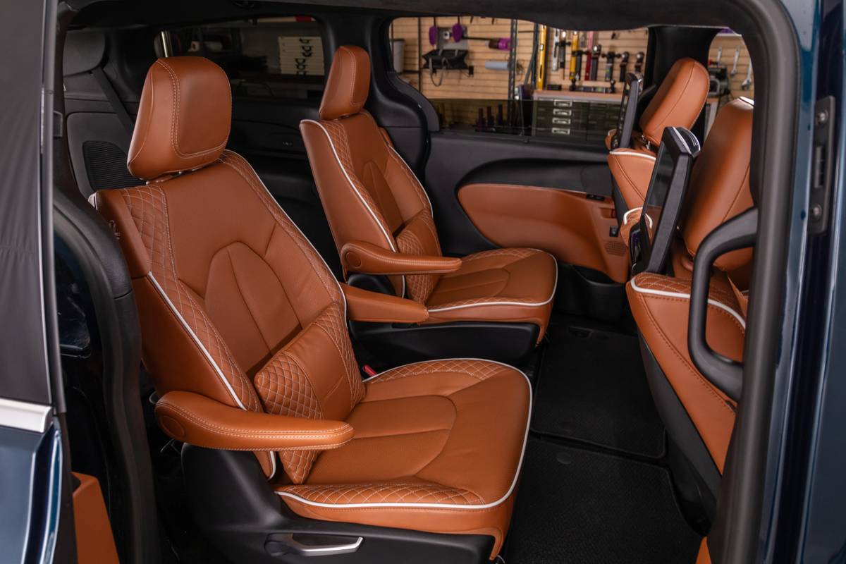 chrysler pacifica pinnacle awd 2025 14 interior front row seat jpg
