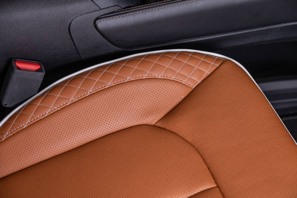 chrysler pacifica pinnacle awd 2025 16 interior front row seat jpg