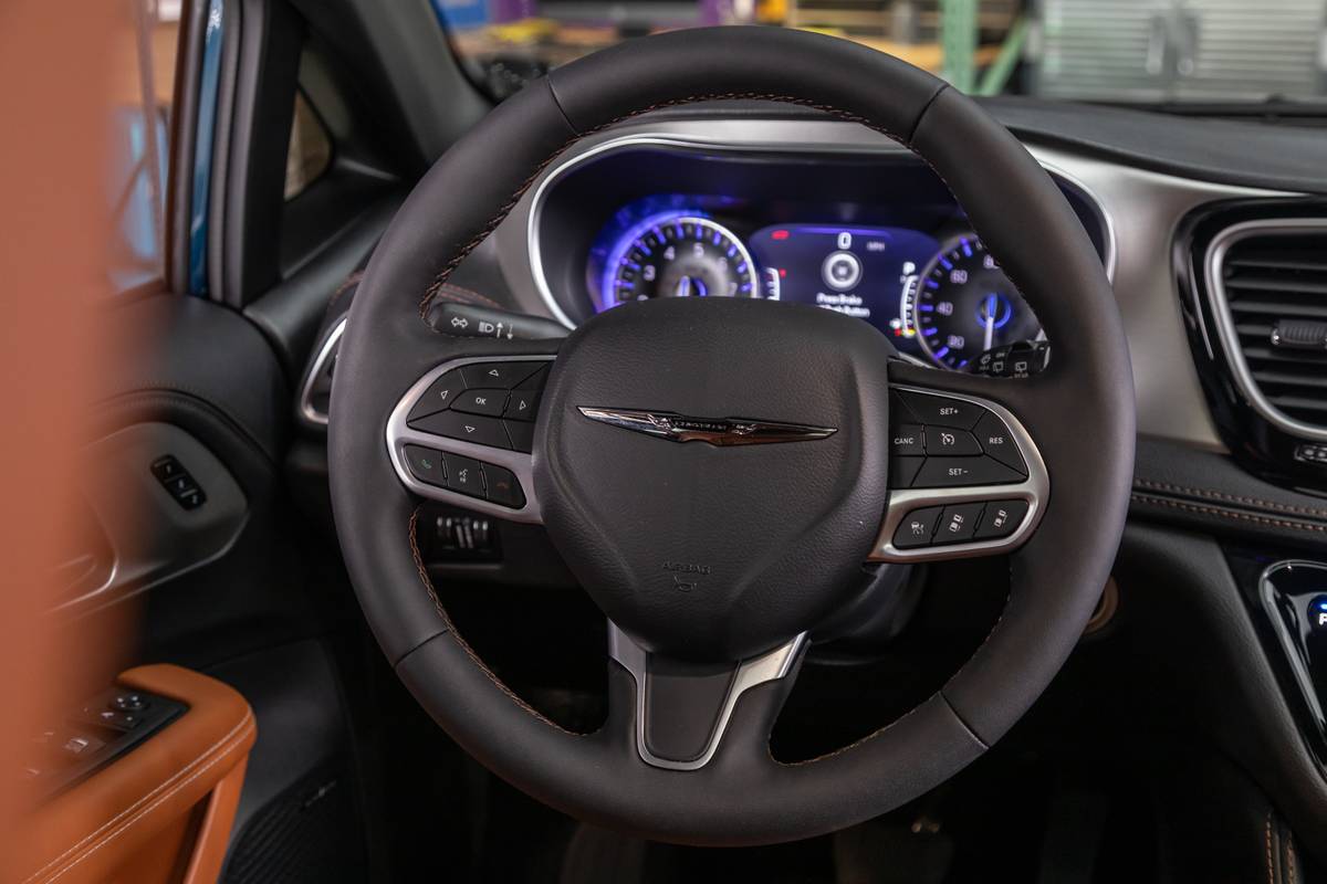 chrysler pacifica pinnacle awd 2025 17 interior steering wheel jpg