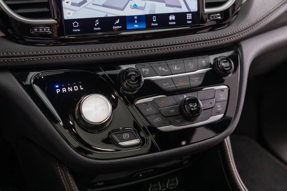 chrysler pacifica pinnacle awd 2025 21 interior gearshift jpg