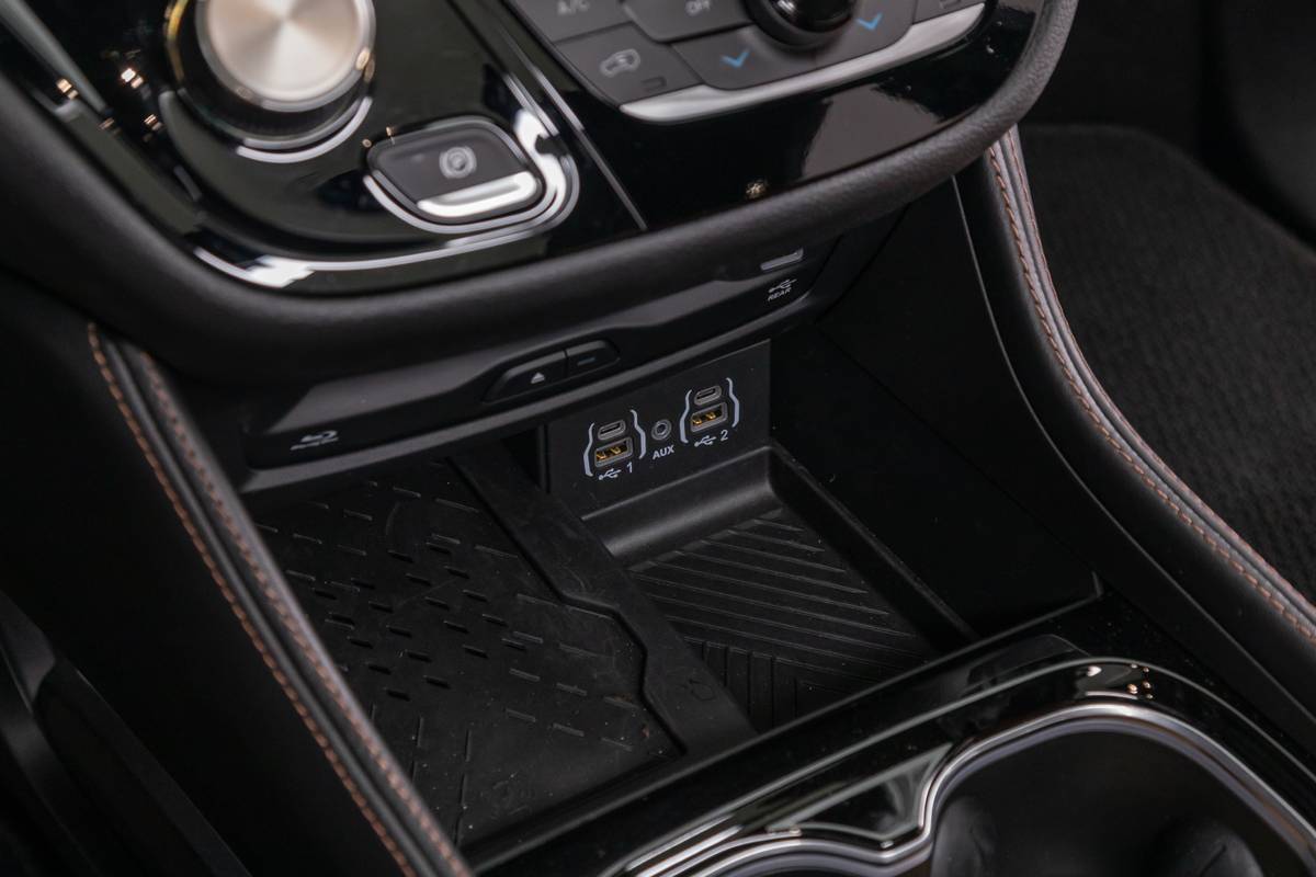 chrysler pacifica pinnacle awd 2025 22 interior charge pad jpg