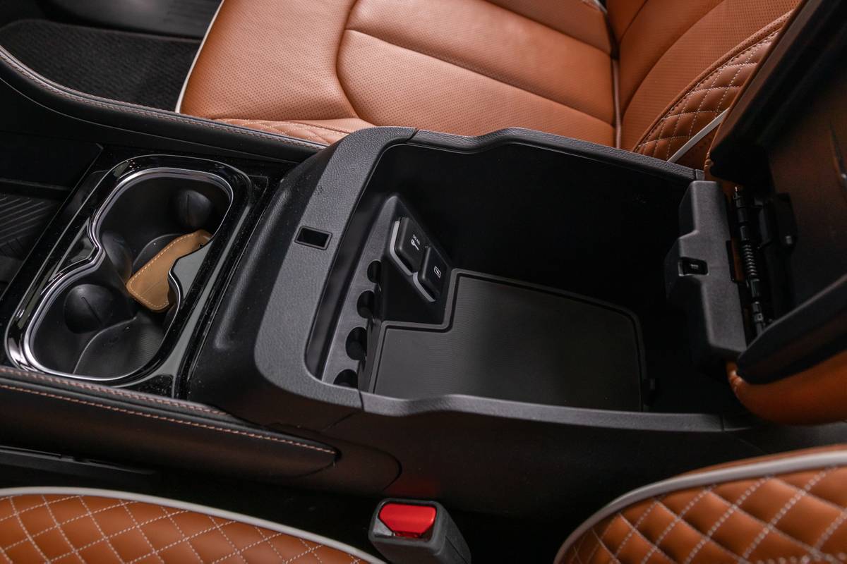 chrysler pacifica pinnacle awd 2025 24 interior center console jpg