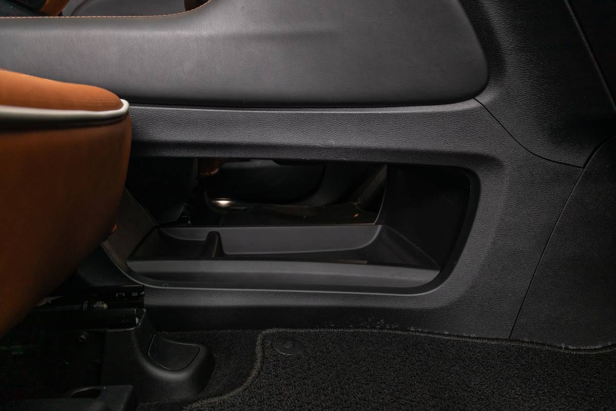 chrysler pacifica pinnacle awd 2025 25 interior pass through jpg