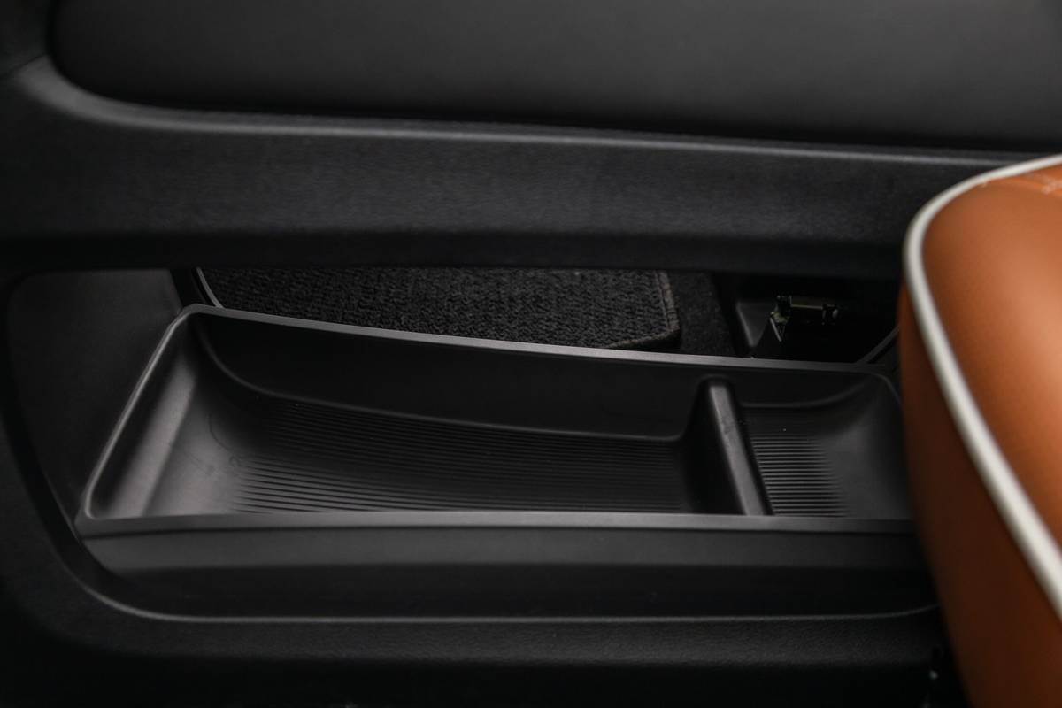 chrysler pacifica pinnacle awd 2025 26 interior pass through scaled jpg