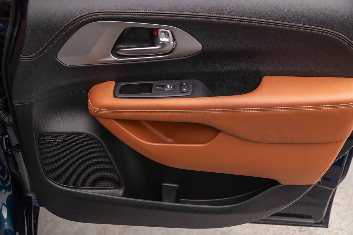 chrysler pacifica pinnacle awd 2025 27 interior door jpg