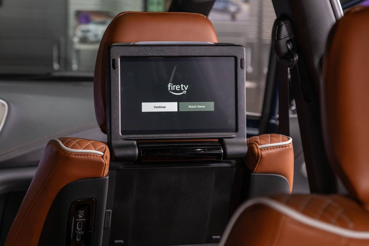 chrysler pacifica pinnacle awd 2025 29 interior second row display jpg