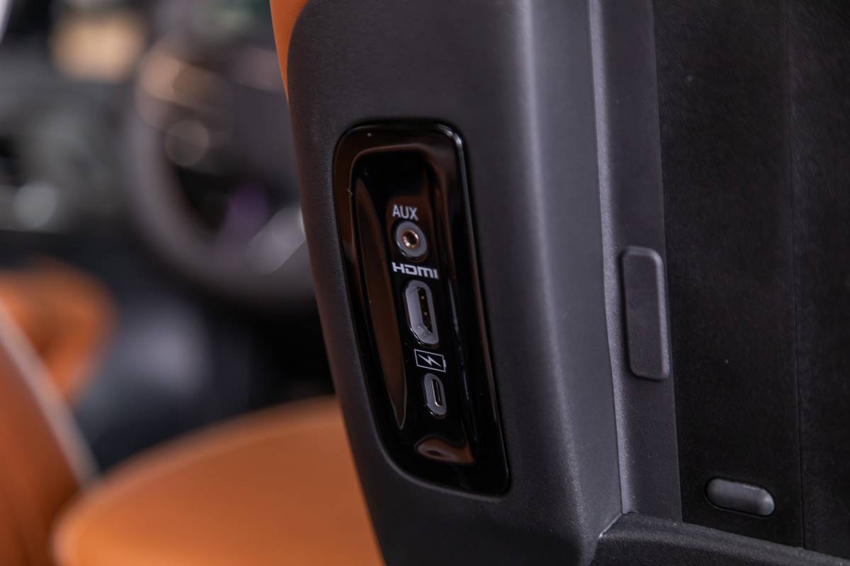 chrysler pacifica pinnacle awd 2025 31 interior second row usb jpg