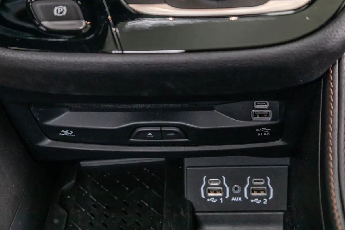 chrysler pacifica pinnacle awd 2025 32 interior second row dvd jpg