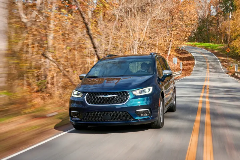 chrysler-pacifica-pinnacle-hybrid-2021-dynamic-exterior-front-oem.jpg