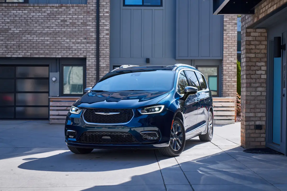 chrysler pacifica plug in hybrid 2026 exterior oem 01 jpg