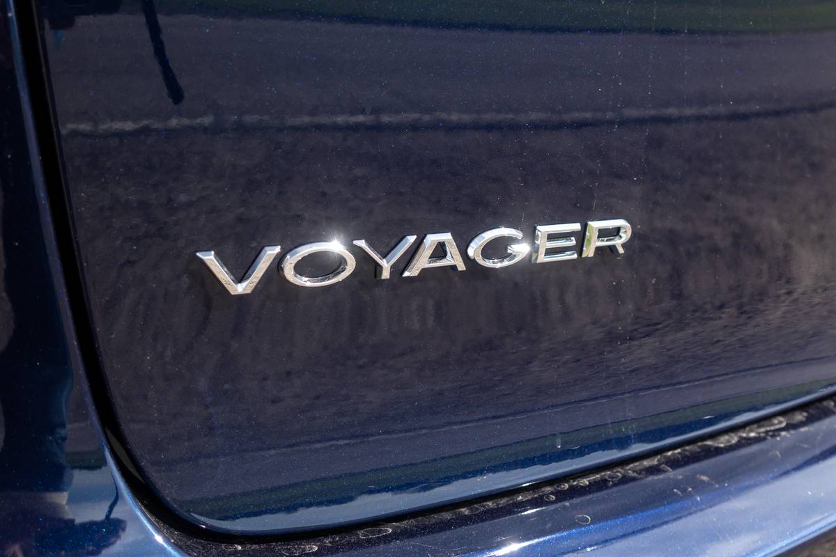 chrysler voyager 2020 03 badge  blue  exterior jpg