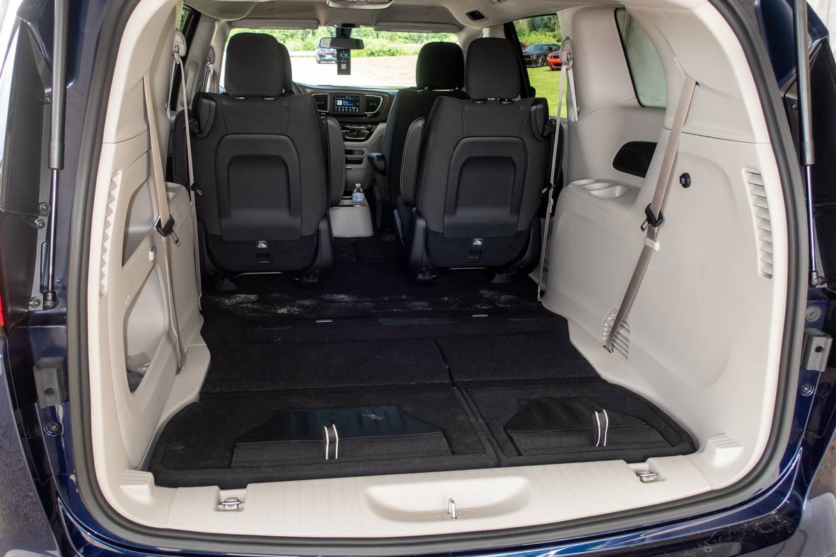 chrysler voyager 2020 13 folding seats  interior  trunk jpg