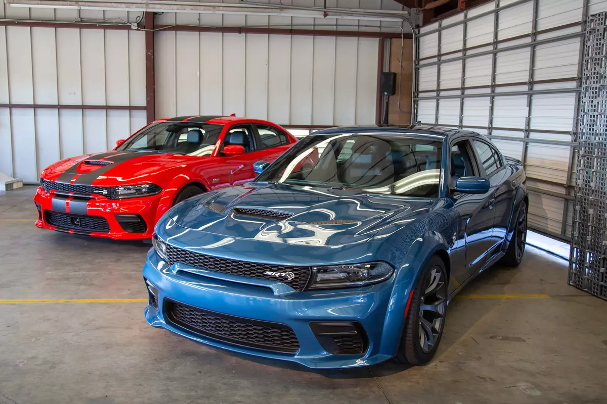 dodge-charger-hellcat-widebody-2020-dodge-charger-scat-pack-widebody-2020-angle--blue--exterior--front--group-shot--red-40.jpg