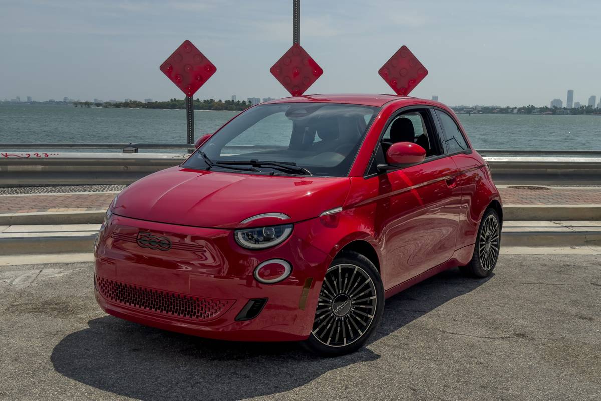 2024 FIAT 500e Specs, Price, MPG & Reviews