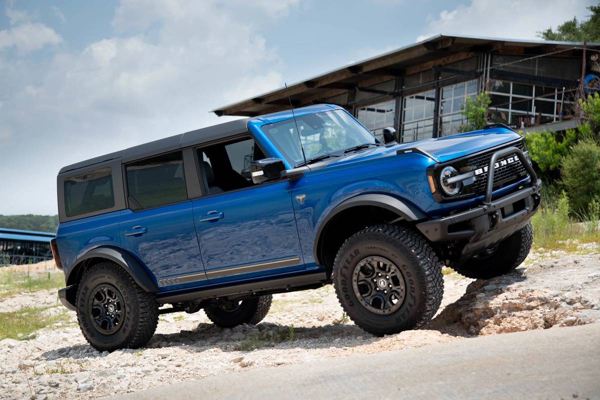 ford bronco 2021 19 angle  blue  exterior  front jpg