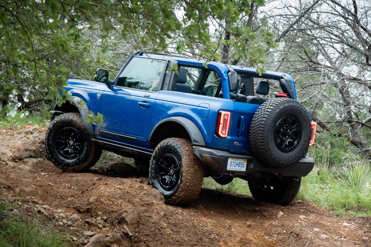 ford-bronco-2021-54-angle--blue--dynamic--exterior--off-road--rear.jpg
