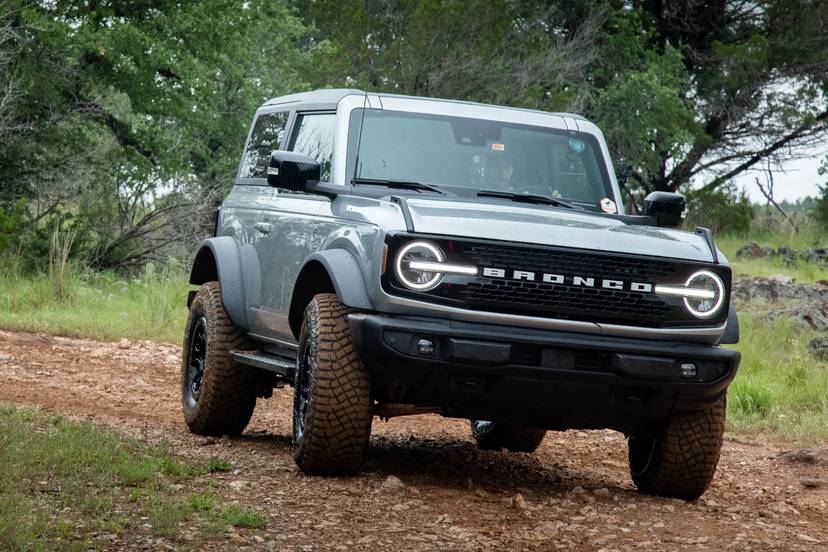 ford-bronco-2021-56-angle--blue--dynamic--exterior--front--off-road.jpg