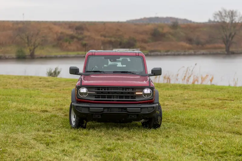 ford-bronco-base-2025-exterior-front-01