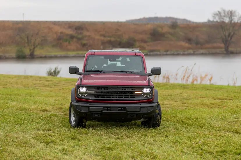 ford-bronco-base-2025-exterior-front-01