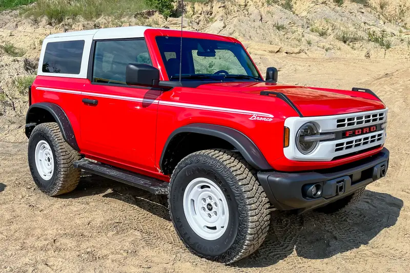 ford-bronco-heritage-edition-2023-04-exterior-front-angle