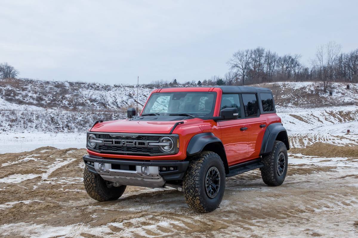 ford-bronco-raptor-2022-01-exterior-front-angle-red-suv
