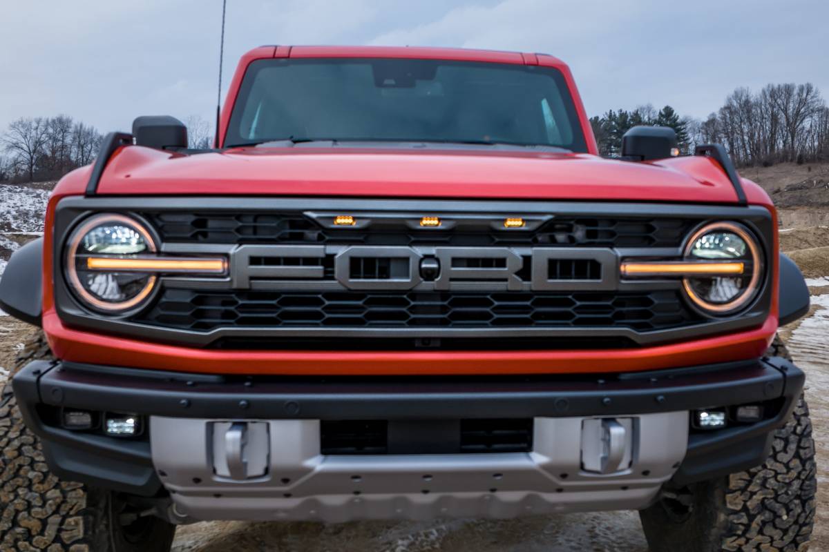 ford-bronco-raptor-2022-03-badge-exterior-grille-headlights-red-suv