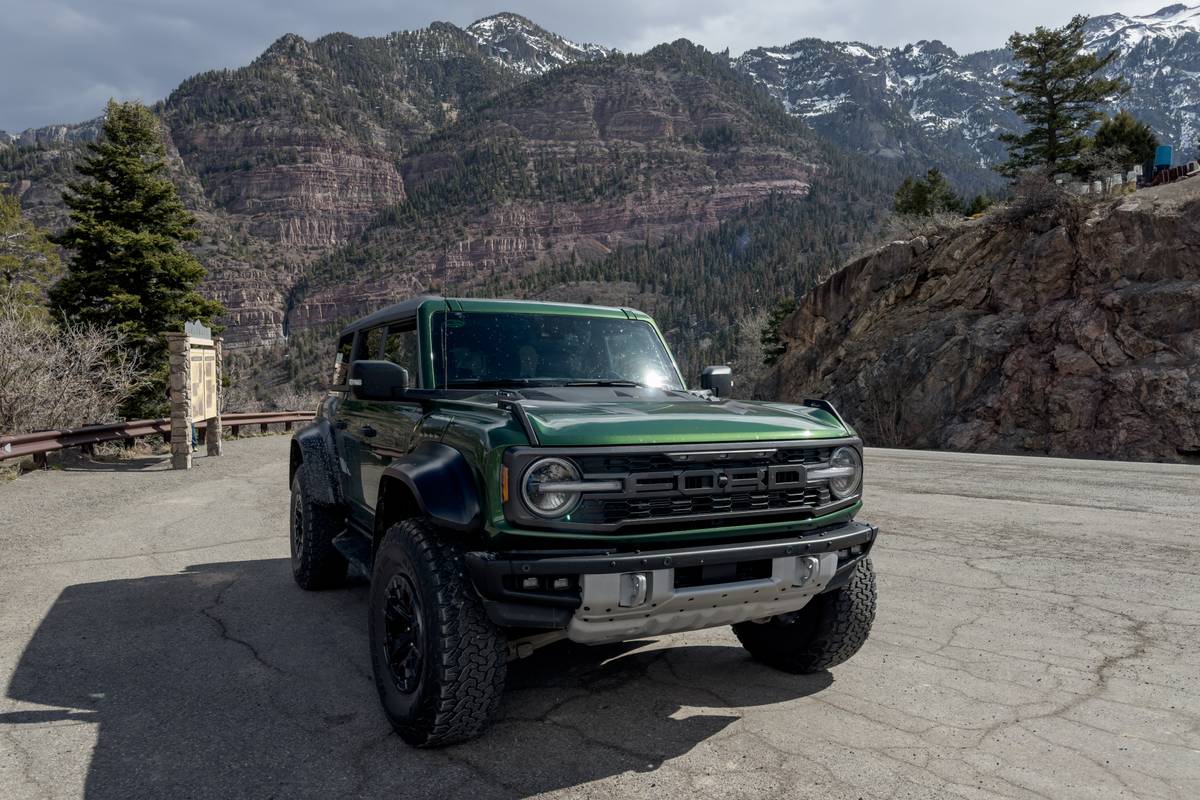ford bronco raptor 2023 02 exterior front angle green jpg