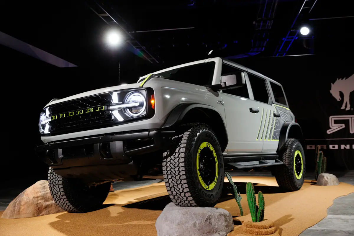 ford bronco rtr 2027 01 exterior front angle scaled jpg