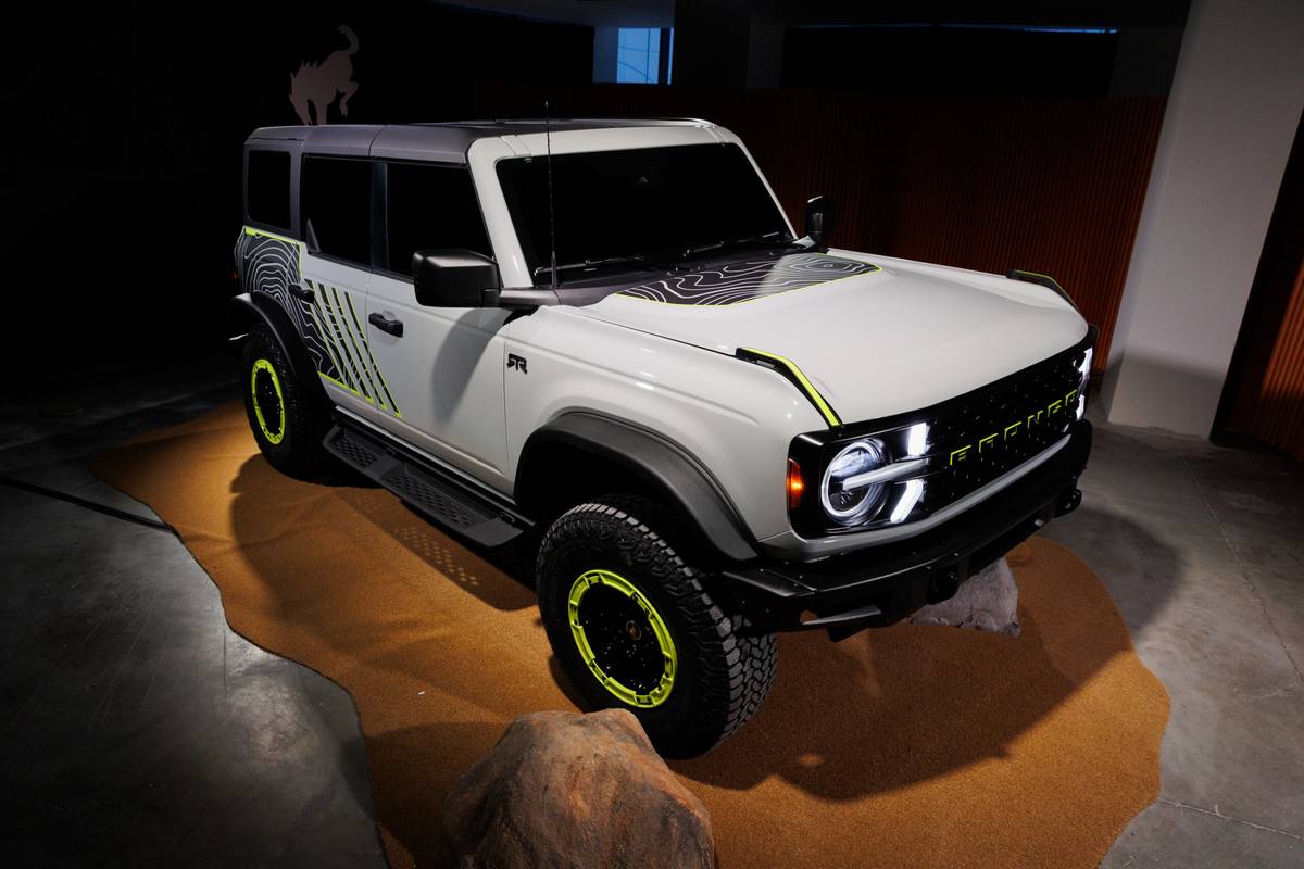 ford bronco rtr 2027 03 exterior front angle scaled jpg