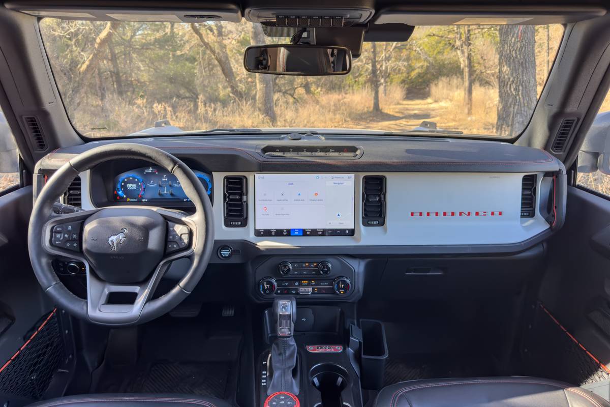 ford bronco stroppe edition 2025 29 interior front row jpg