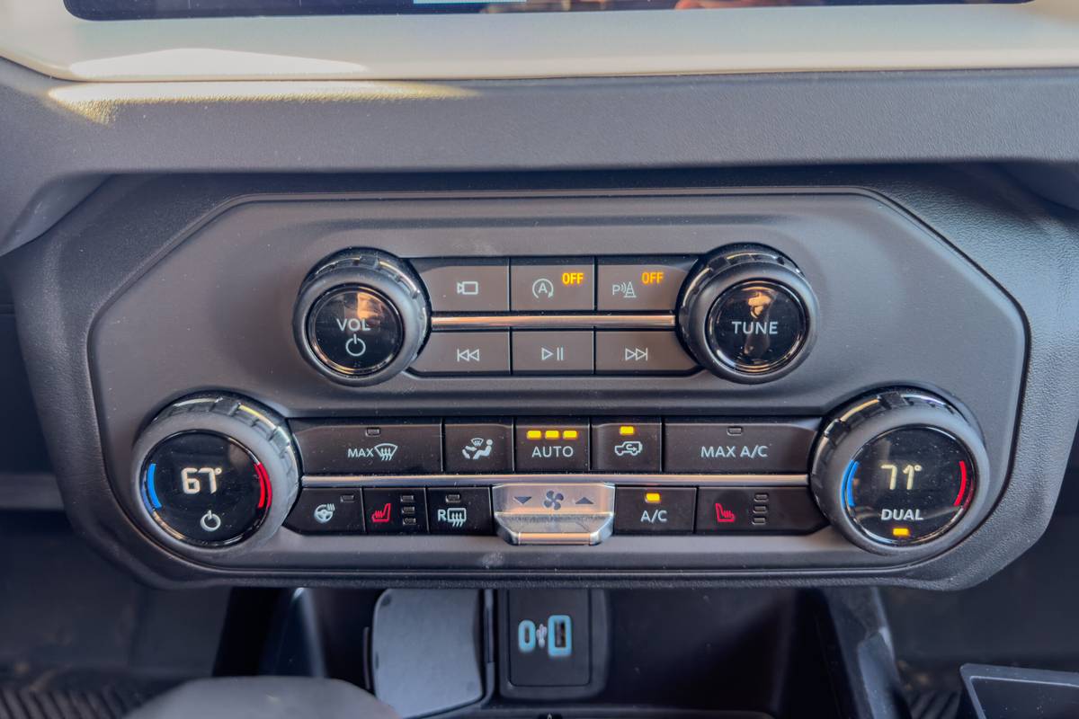 ford bronco stroppe edition 2025 43 interior climate control scaled jpg