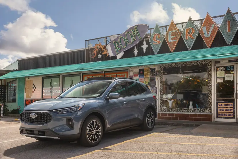 ford-escape-2026-01-exterior-front-angle-oem