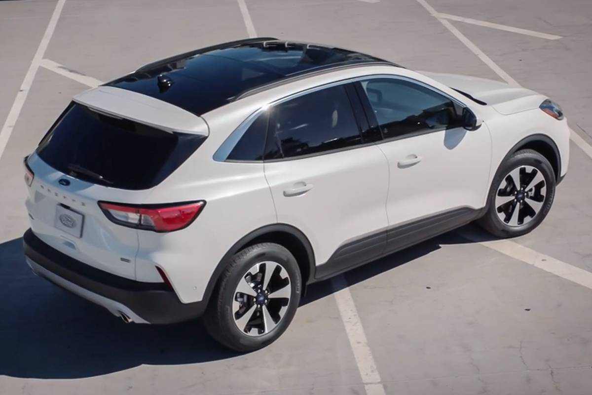 ford-escape-hybrid-2020-02-angle--exterior--rear--urban--white.jpg
