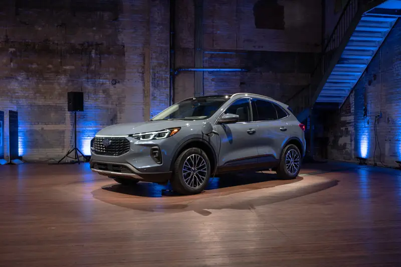 ford-escape-phev-2023-01-exterior-front-angle