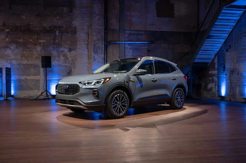 ford-escape-phev-2023-01-exterior-front-angle