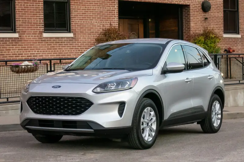ford-escape-se-2020-03-angle--brick--exterior--front--silver--urban.jpg