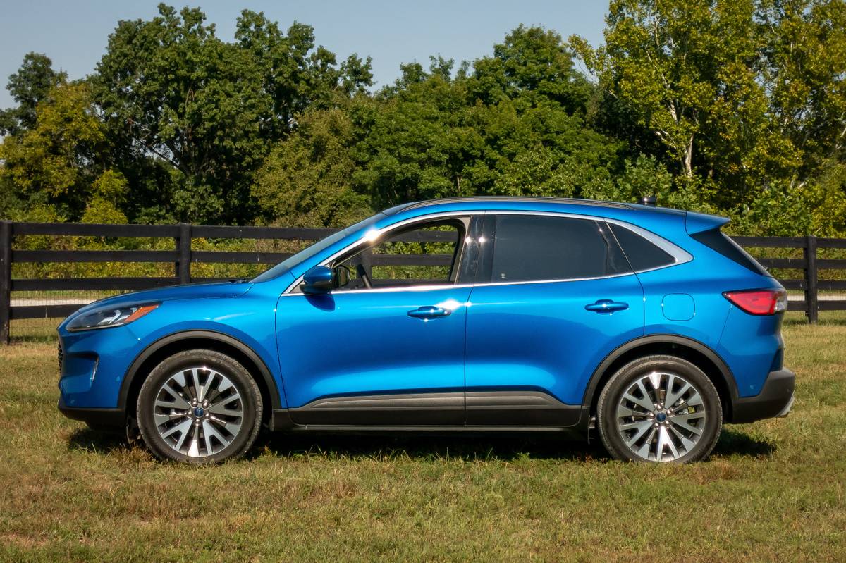 ford-escape-titanium-2020-02-blue--exterior--profile--rural.jpg